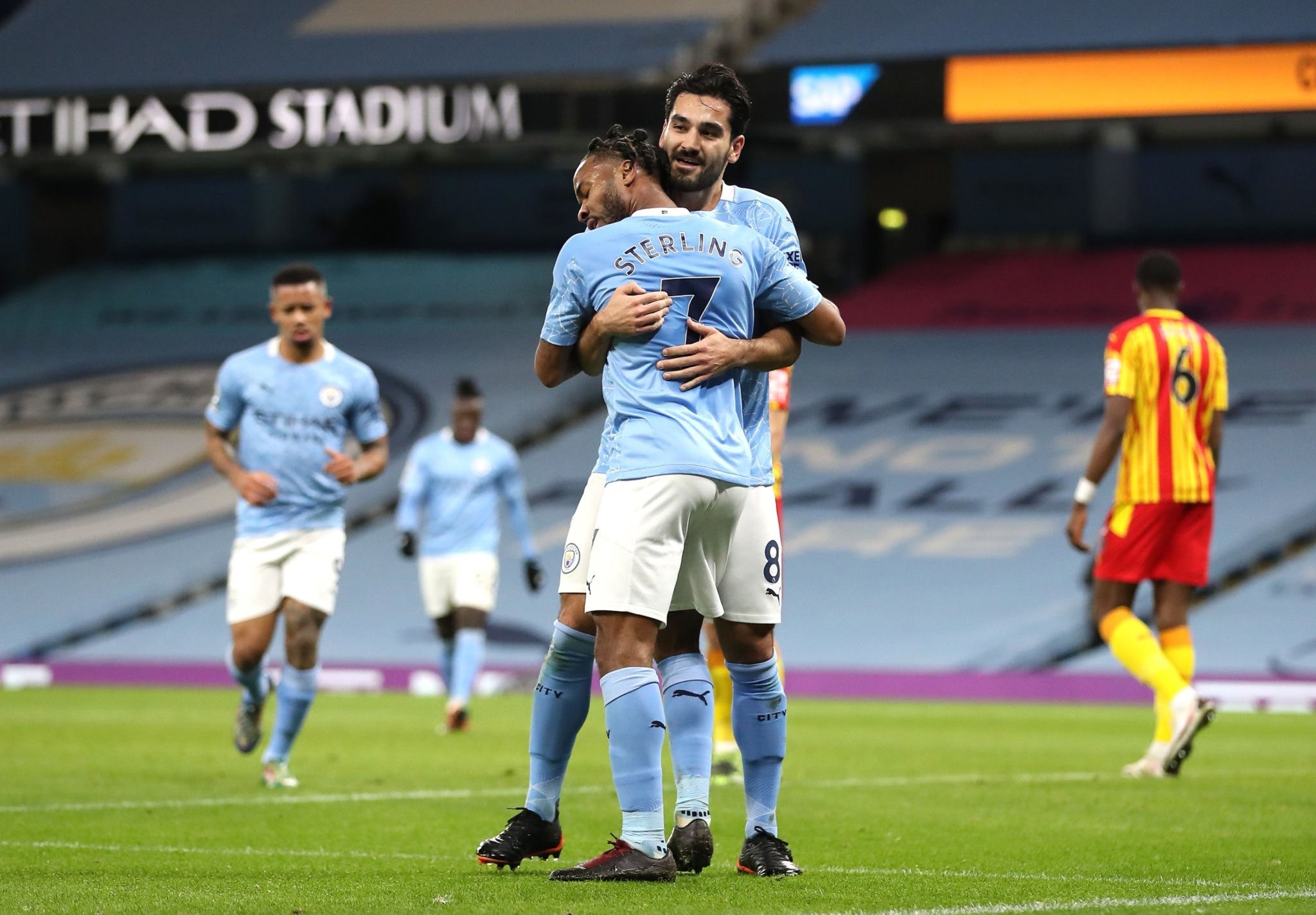 他顺势上提 他顺势上提